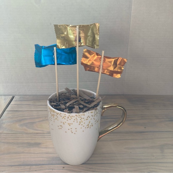 Gift Set GODIVA Belgium Chocolates and Mug 16 oz - Picture 2 of 16